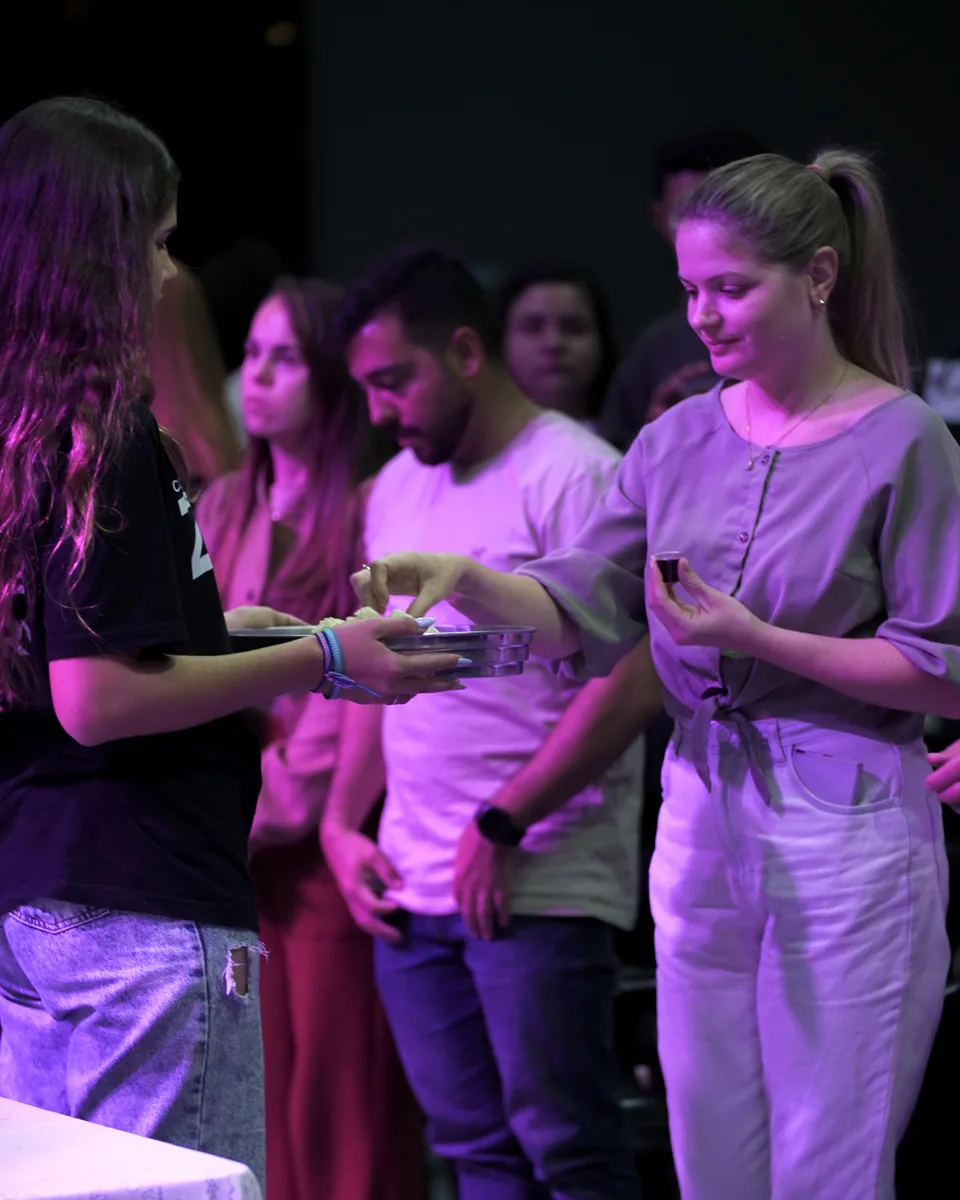 Pessoas da comunidade Zoe participando juntas de um momento de comunhão